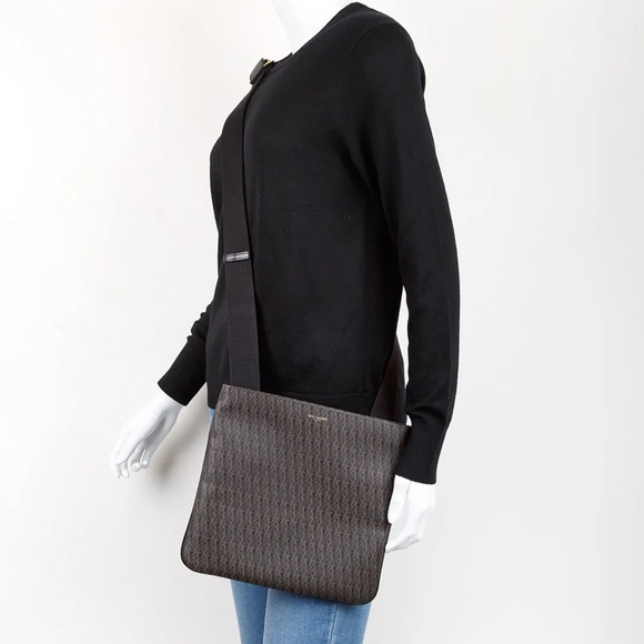 SAINT LAURENT
Monogram Canvas Flat Messenger Bag - Picture 5 of 13